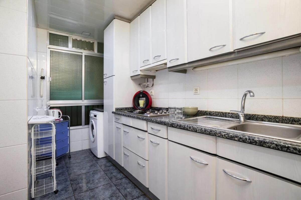 Next To Sagrada Familia 4-Bedroom Apartment Barcelona Bagian luar foto