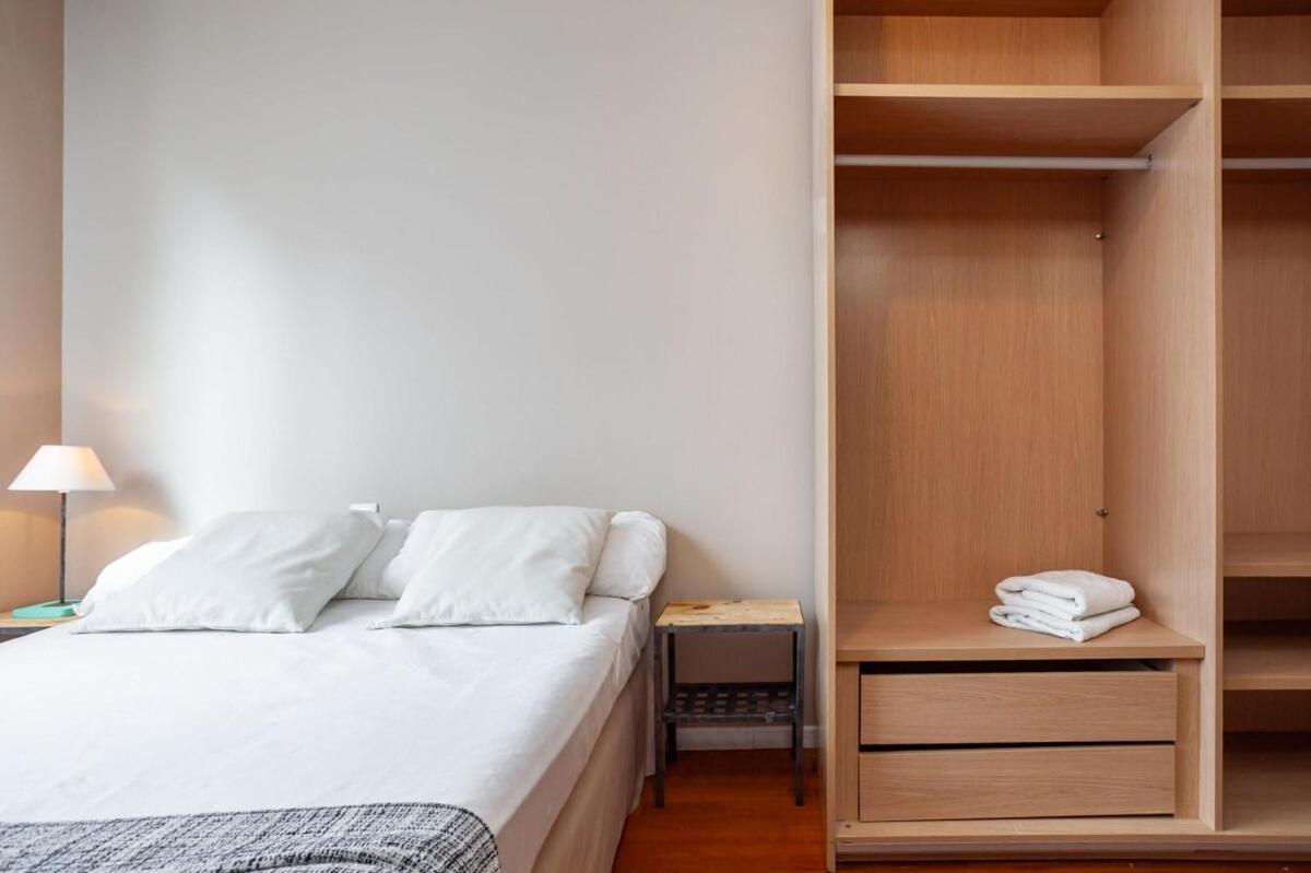 Next To Sagrada Familia 4-Bedroom Apartment Barcelona Bagian luar foto