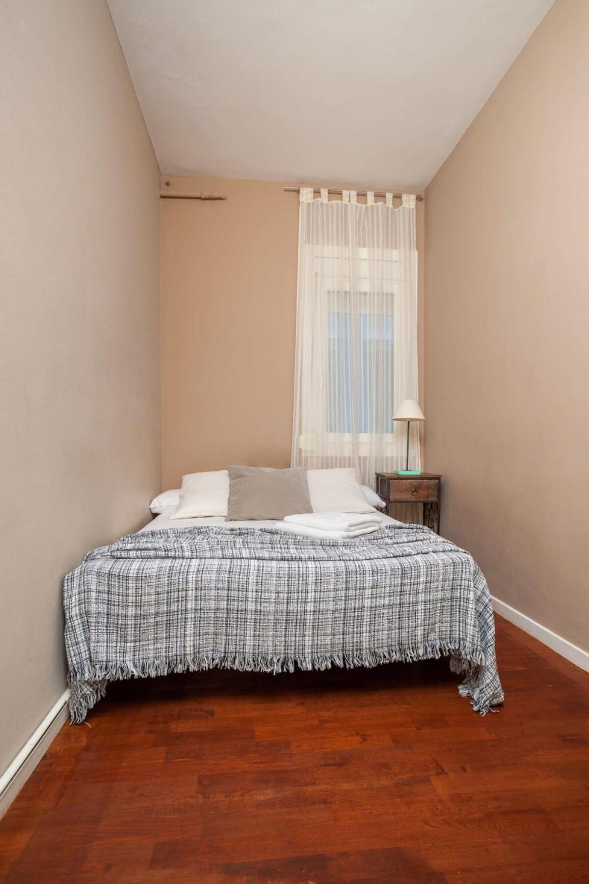 Next To Sagrada Familia 4-Bedroom Apartment Barcelona Bagian luar foto