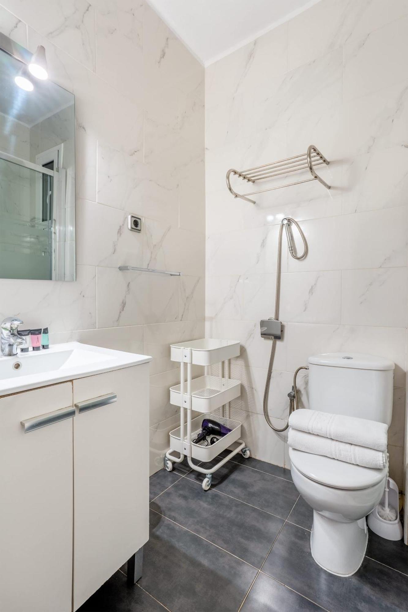 Next To Sagrada Familia 4-Bedroom Apartment Barcelona Bagian luar foto