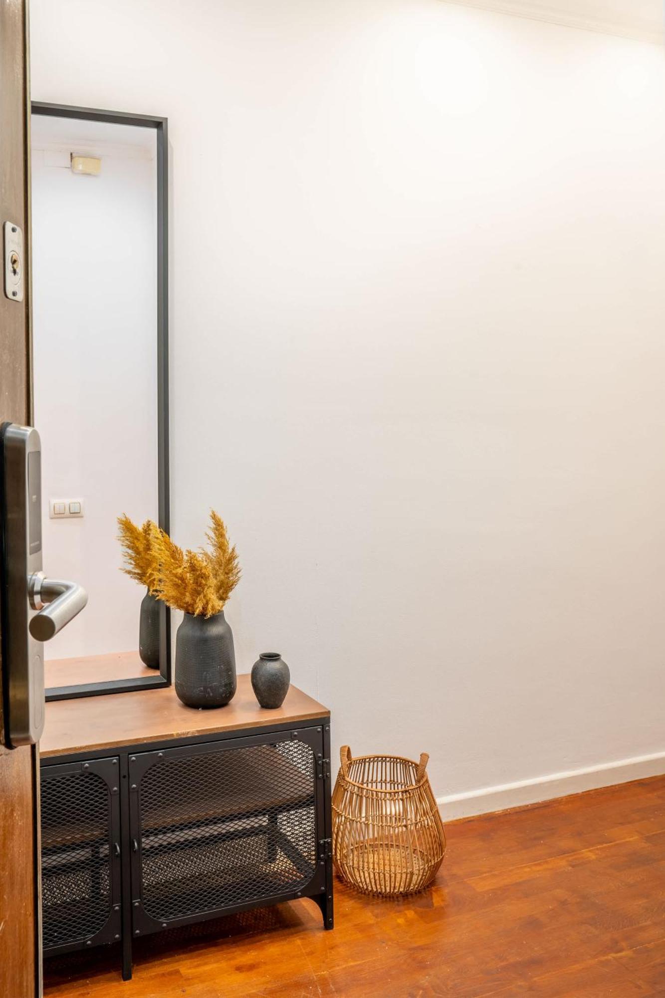 Next To Sagrada Familia 4-Bedroom Apartment Barcelona Bagian luar foto